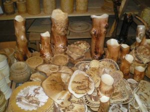 Objets en bois et en pierre 