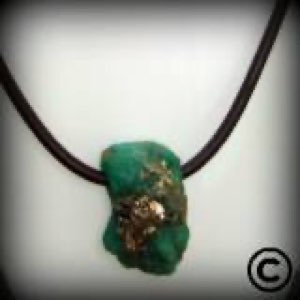 Collier vert de brut