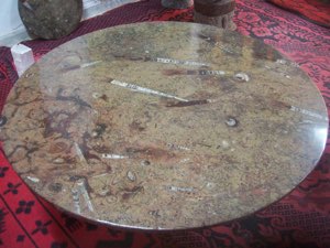 Table en marbre fossilisé