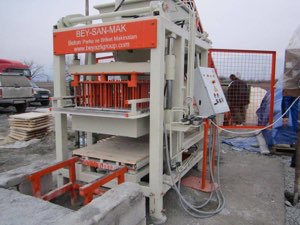 Machine a parpaing semiautomat